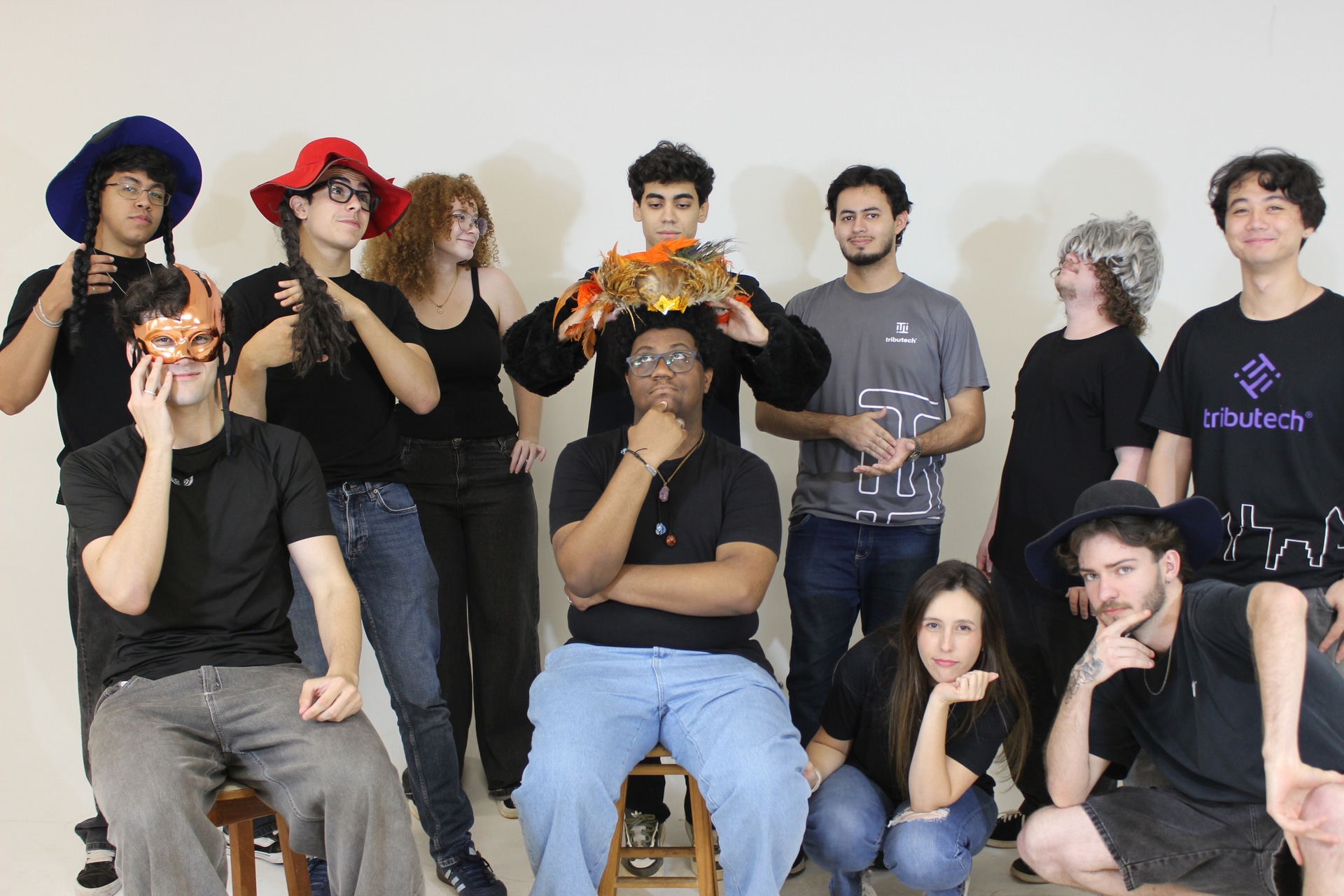 Equipe da Axion fantasiada com chapéus e máscaras