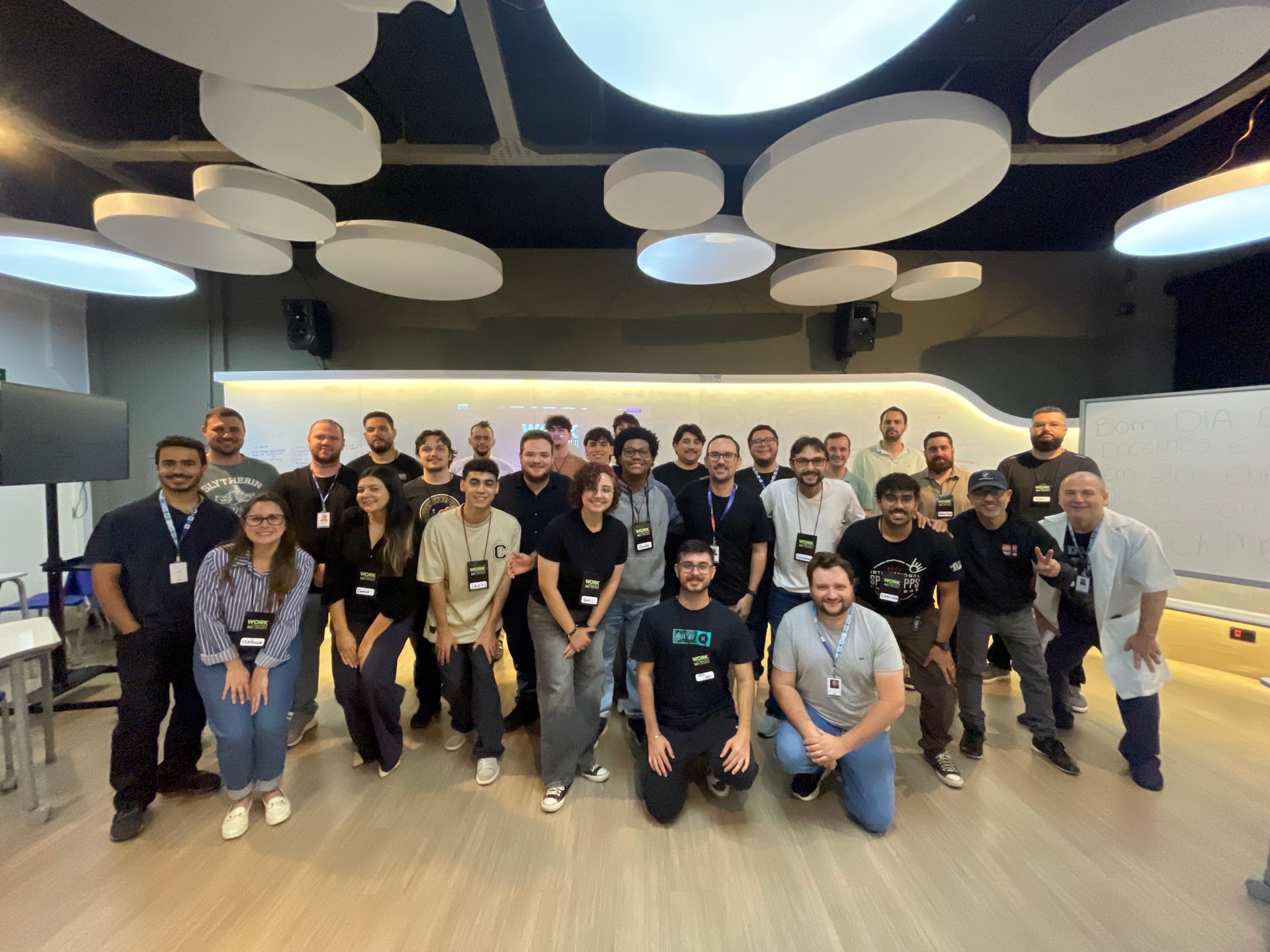 Membros da Axion, professores e palestrantes reunidos na 2ª edição do WorkInTech, em 2025, durante as atividades do evento e a integração da equipe da consultoria.