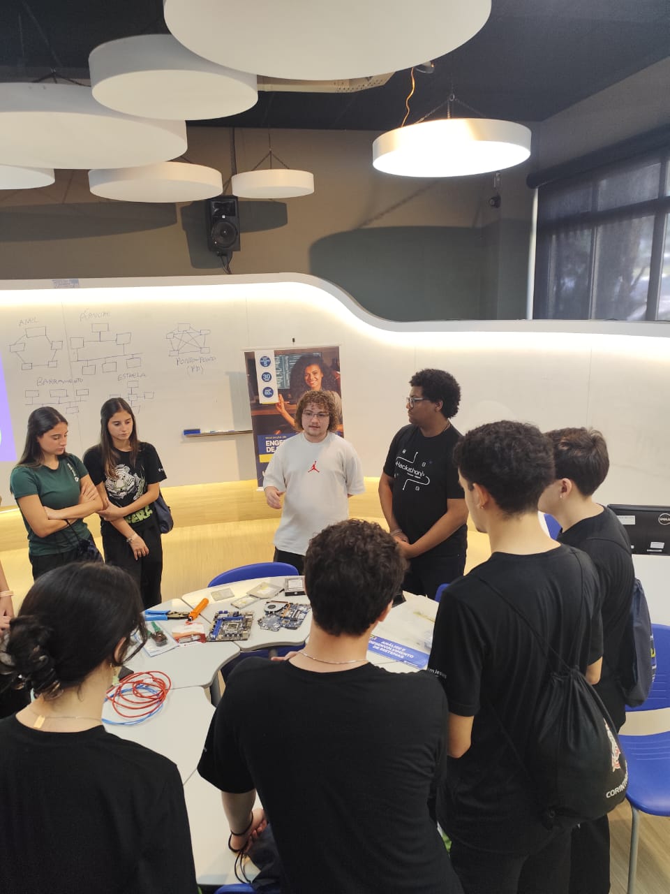 Na sala de aula invertida do Inspira Space, integrantes da Axion apresentaram os cursos de ADS e ESOFT a estudantes do ensino médio e explicaram as principais diferenças entre eles, como a duração e a grade curricular.