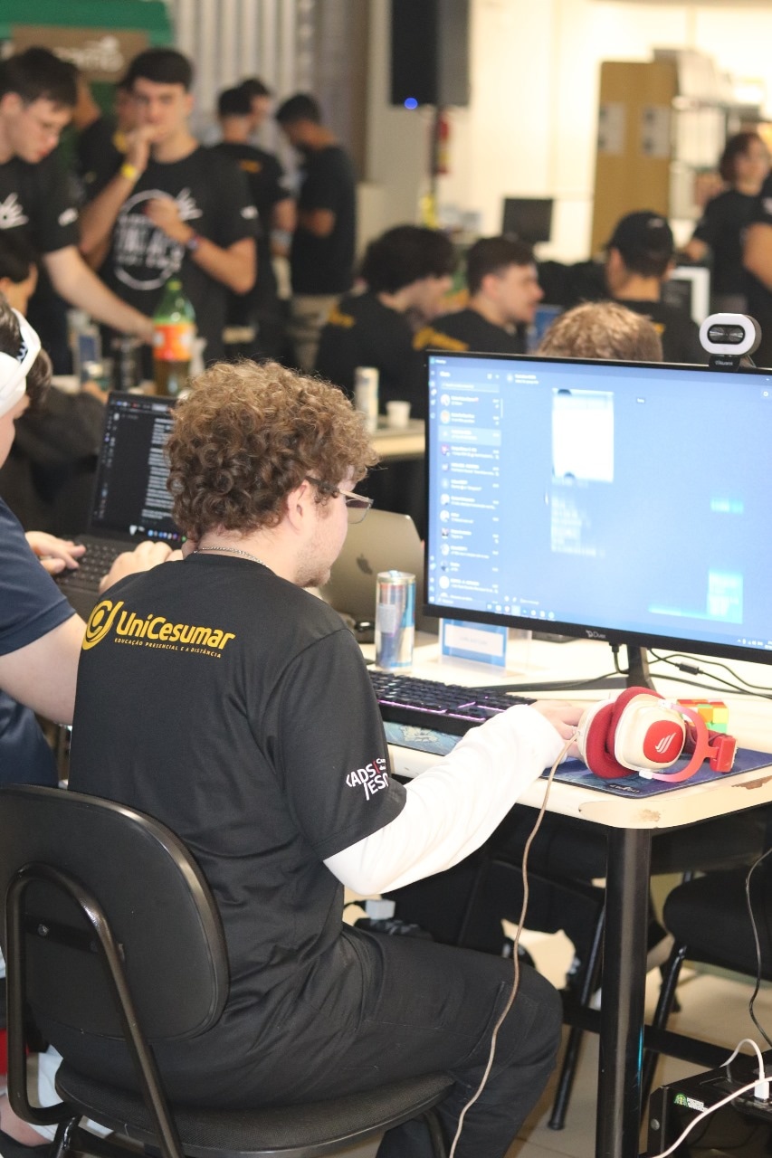 Um dos participantes na maratona de inovação realizada durante o NASA Space Apps Challenge 2025 na UniCesumar.